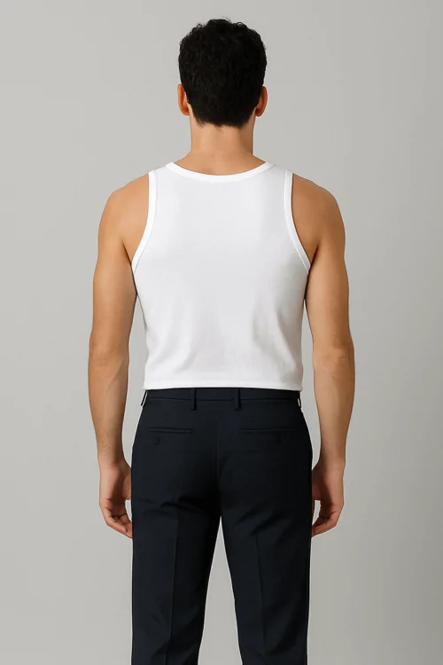 Camiseta de tirantes ajustada para hombre: efecto invisible y comodidad.