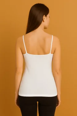 Camiseta corta sin mangas de algodón elástico que no añade volumen.