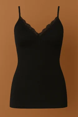 Camiseta de lana sin costuras: no deja marcas y realza el pecho.