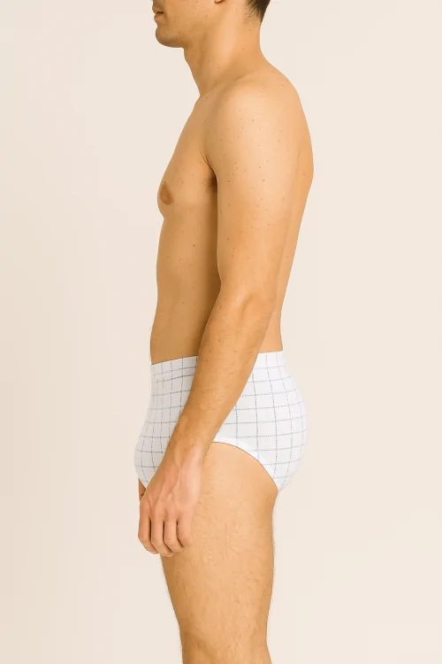 Calzoncillos de algodón para hombre con estampado de cuadros sobre fondo blanco.