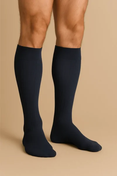 Lange Herrensocken aus Wollmischung mit seitlichem Ausschnitt