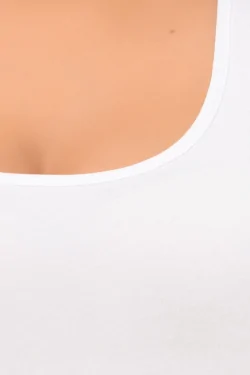 Camiseta de tirantes de algodón modal para mujer con encaje en la parte inferior: comodidad y elegancia.