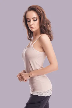 Débardeur long femme en coton modal avec fine bretelle et dentelle en bas