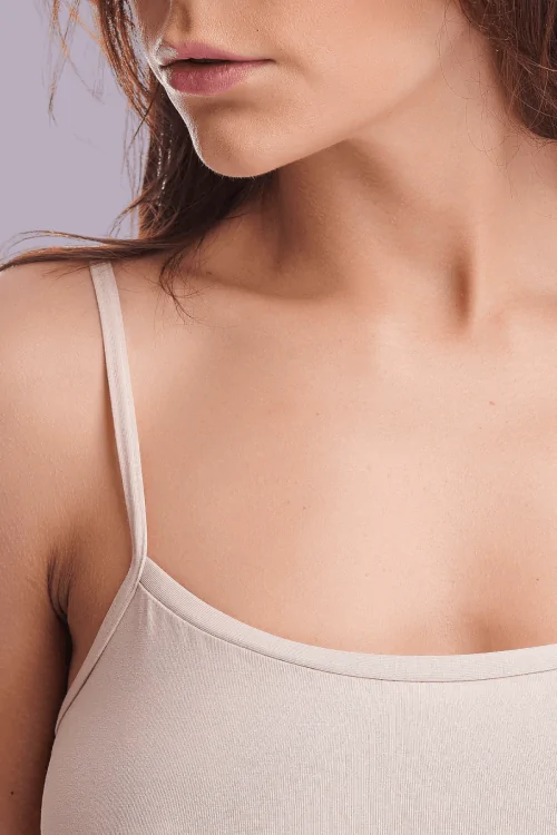 Camiseta larga de tirantes para mujer en algodón modal con tirantes finos y encaje en la parte inferior.