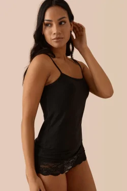 Camiseta larga de tirantes para mujer en algodón modal con tirantes finos y encaje en la parte inferior.