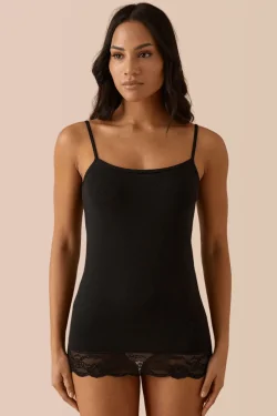 Camiseta larga de tirantes finos para mujer con encaje.