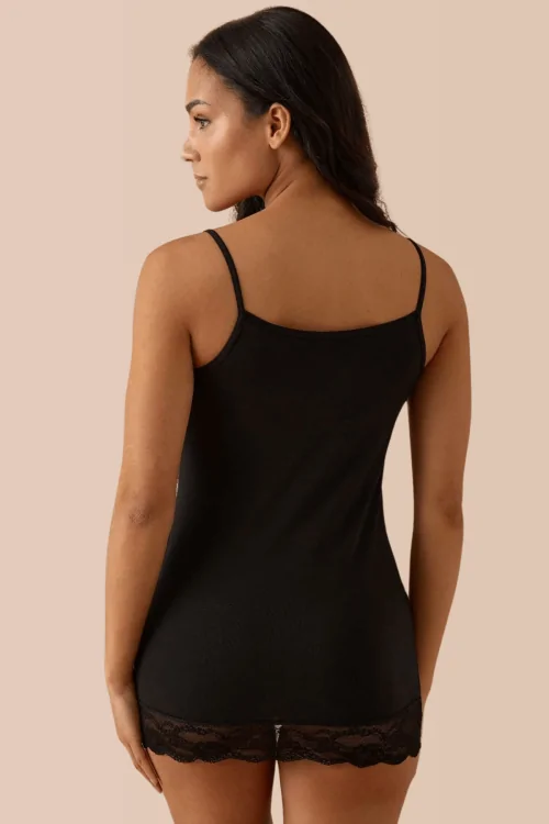 Camiseta larga de tirantes finos para mujer con encaje.