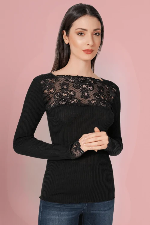 Seamless second skin effect – Elegant lace – Snug and natural fit – Warm, light and Made in Italy