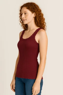 Fitted without marks – Delicate lace on pleated shoulder – Natural wool and silk fabric