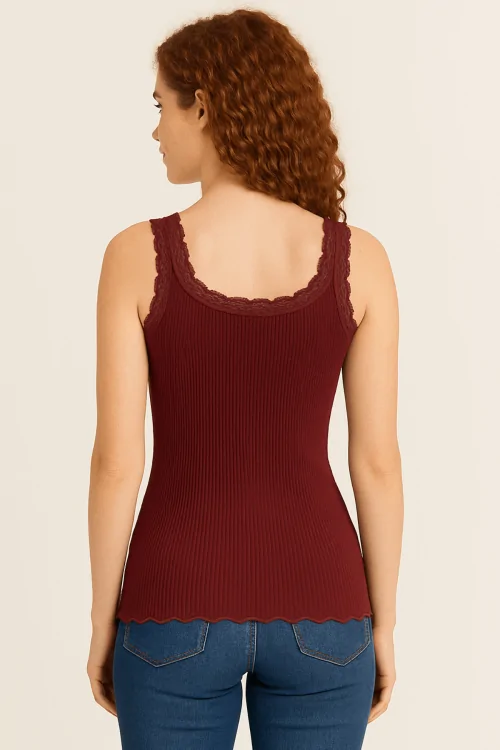 Fitted without marks – Delicate lace on pleated shoulder – Natural wool and silk fabric