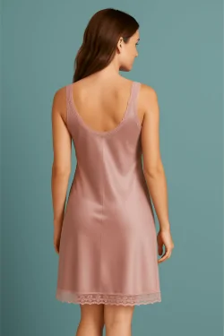 Nuisette longue classique – avec dentelle et forme poitrine