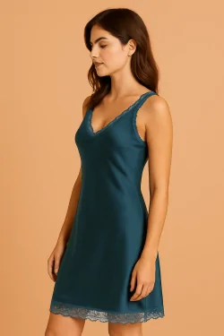 Nuisette longue classique – avec dentelle et forme poitrine