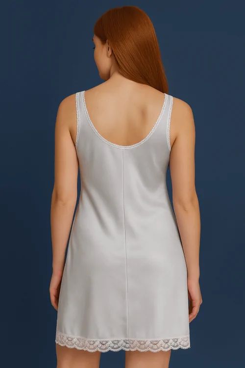 Nuisette longue classique – avec dentelle et forme poitrine