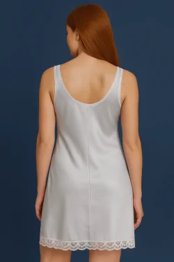 Nuisette longue classique – avec dentelle et forme poitrine