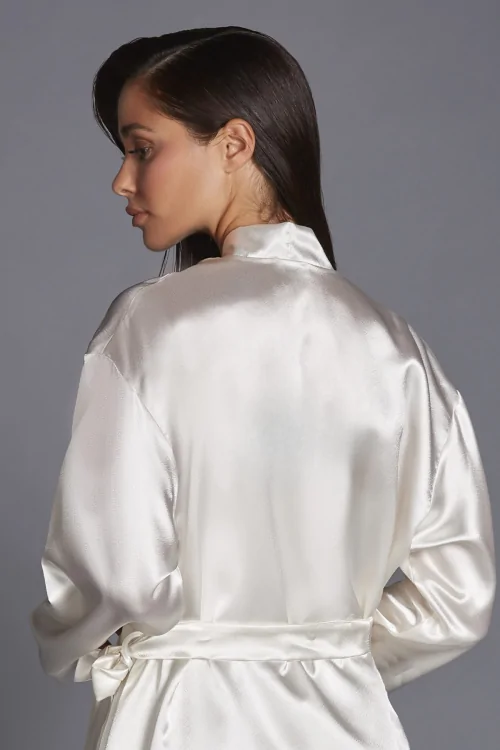 Kimono de boda de satén: elegante, refinado y con aspecto de chal.
