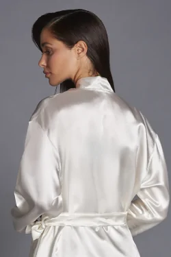 Satin-Hochzeitskimono – elegant, raffiniert und schalartig