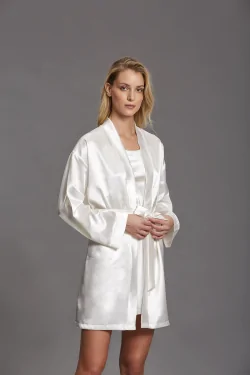 Satin-Hochzeitskimono – elegant, raffiniert und schalartig