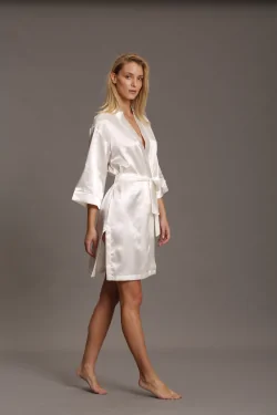 Kimono de boda de satén: elegante, refinado y con aspecto de chal.