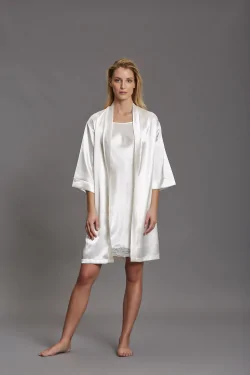 Kimono de boda de satén: elegante, refinado y con aspecto de chal.