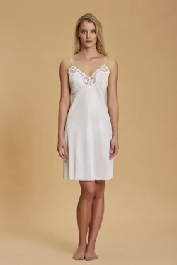 Nuisette en satin brodé – Élégante et confortable