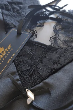 Baby doll raso con brasiliana – ricamato e seducente
