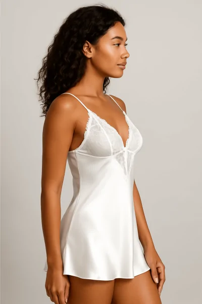 Babydoll de satén con braguita brasileña: bordado y seductor