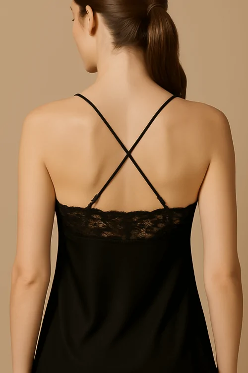 Baby doll brésilienne en satin et broderie – élégante et sensuelle