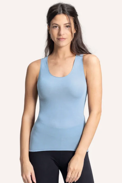 Camiseta sin mangas cálida pero fina: no se marca debajo de la ropa.