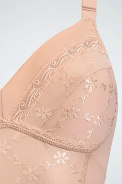 Klassischer Shapewear-Body – Baumwoll-Cups und elegante Stickerei