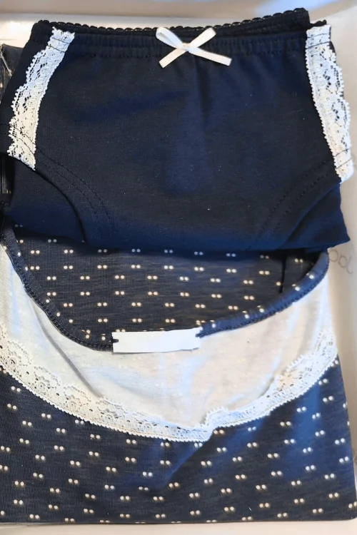 Conjunto de top y braguita de lunares: estilo y comodidad