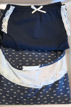 Conjunto de top y braguita de lunares: estilo y comodidad
