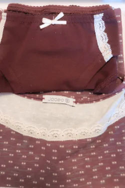 Conjunto de top y braguita de lunares: estilo y comodidad