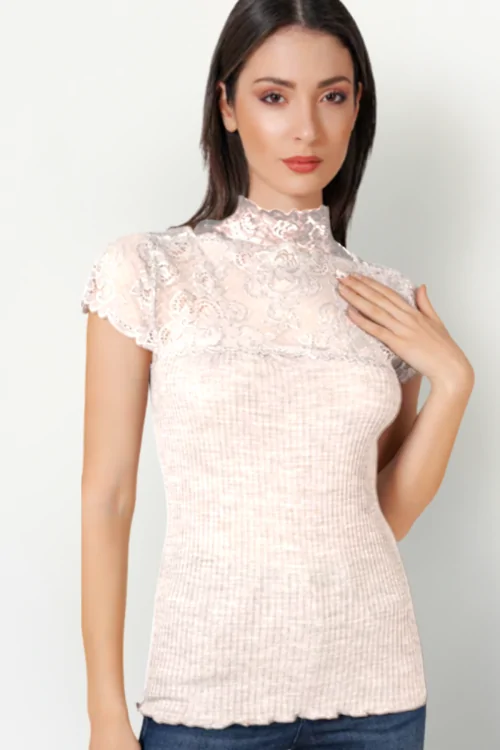 Camiseta interior con ribete de encaje, escote y mangas: cálida, cómoda y elegante.
