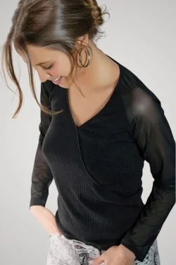 Pull élégant à manches en tulle transparent