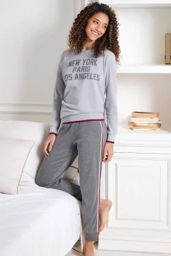 Warmer und moderner Damenpyjama mit Seitenband