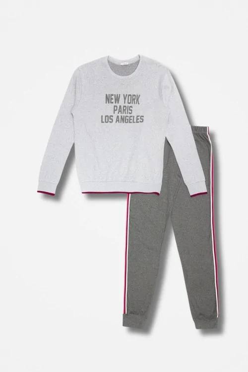 Pijama de mujer cálido y moderno con banda lateral.