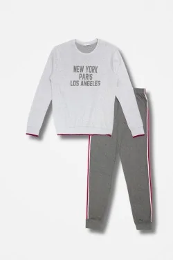 Warmer und moderner Damenpyjama mit Seitenband