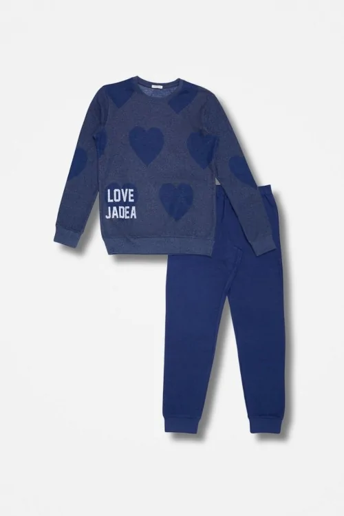 Pijama cálido de mujer con estampado de corazones y pantalón suave.
