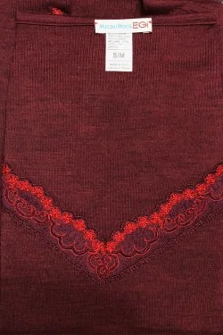 Maglia lana con scollo ricamato – Calda, non segna e raffinata