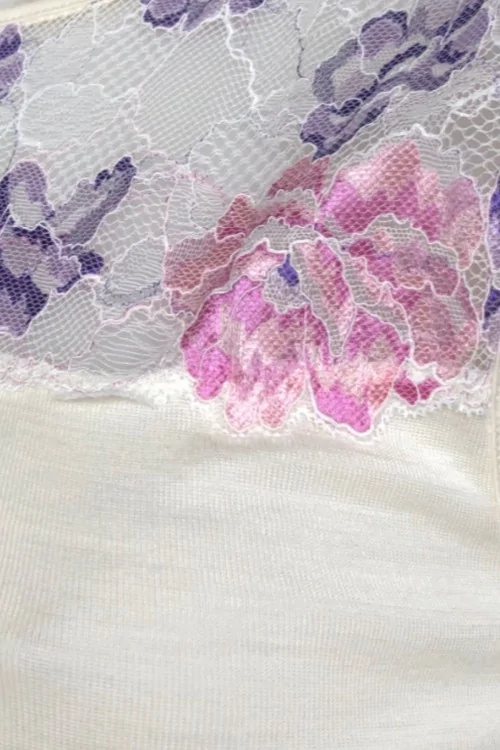 Chaqueta interior de lana cálida y cómoda con encaje floral.