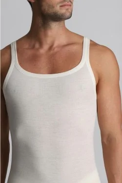 Camiseta de lana con hombros estrechos: cálida, fina y ajustada.