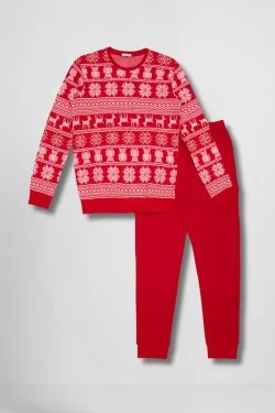 Pijama navideño cálido para mujer: rojo, cómodo y festivo.
