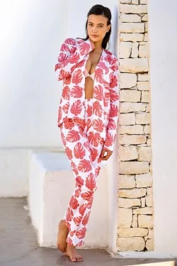 Pyjama en coton pour femme à imprimé feuilles, confortable et ample.