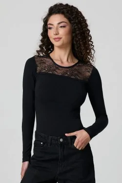 Baumwollbody mit Spitze, perfekt als Unterjacke