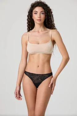String en dentelle invisible qui ne se voit pas sous les vêtements