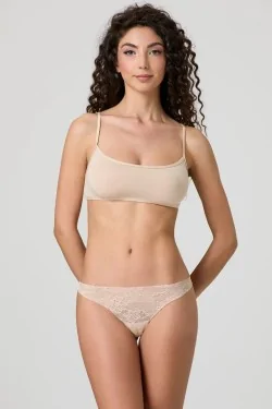 String en dentelle invisible qui ne se voit pas sous les vêtements