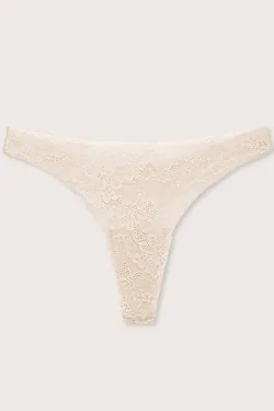 String en dentelle invisible qui ne se voit pas sous les vêtements