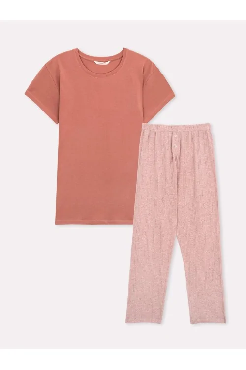 Fresh and comfortable women's pajamas in light cotton