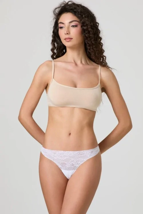 String en dentelle invisible qui ne se voit pas sous les vêtements