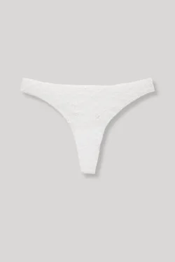 String en dentelle invisible qui ne se voit pas sous les vêtements
